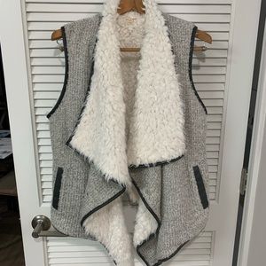 Francesca’s Fleece Vest (Like new!) - Size L